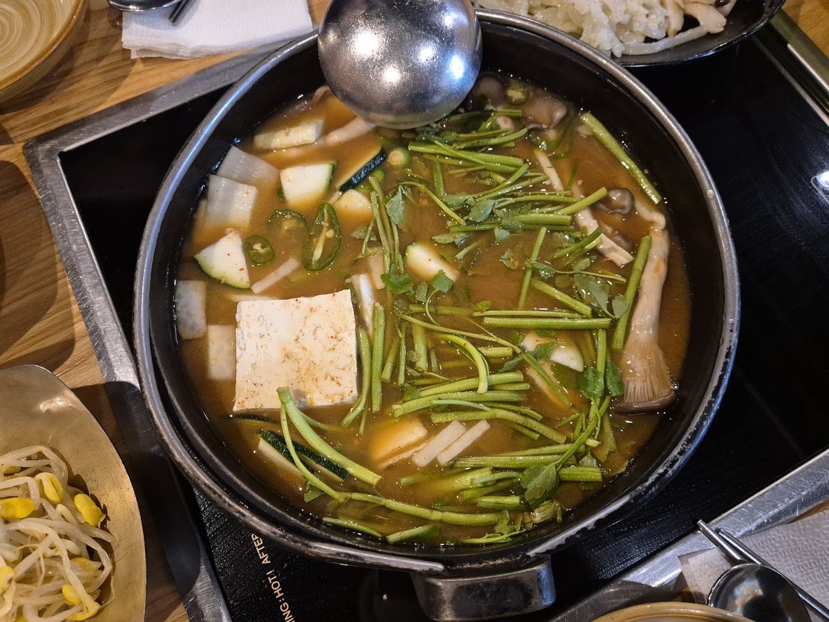 두부와 미나리를 올린 전골