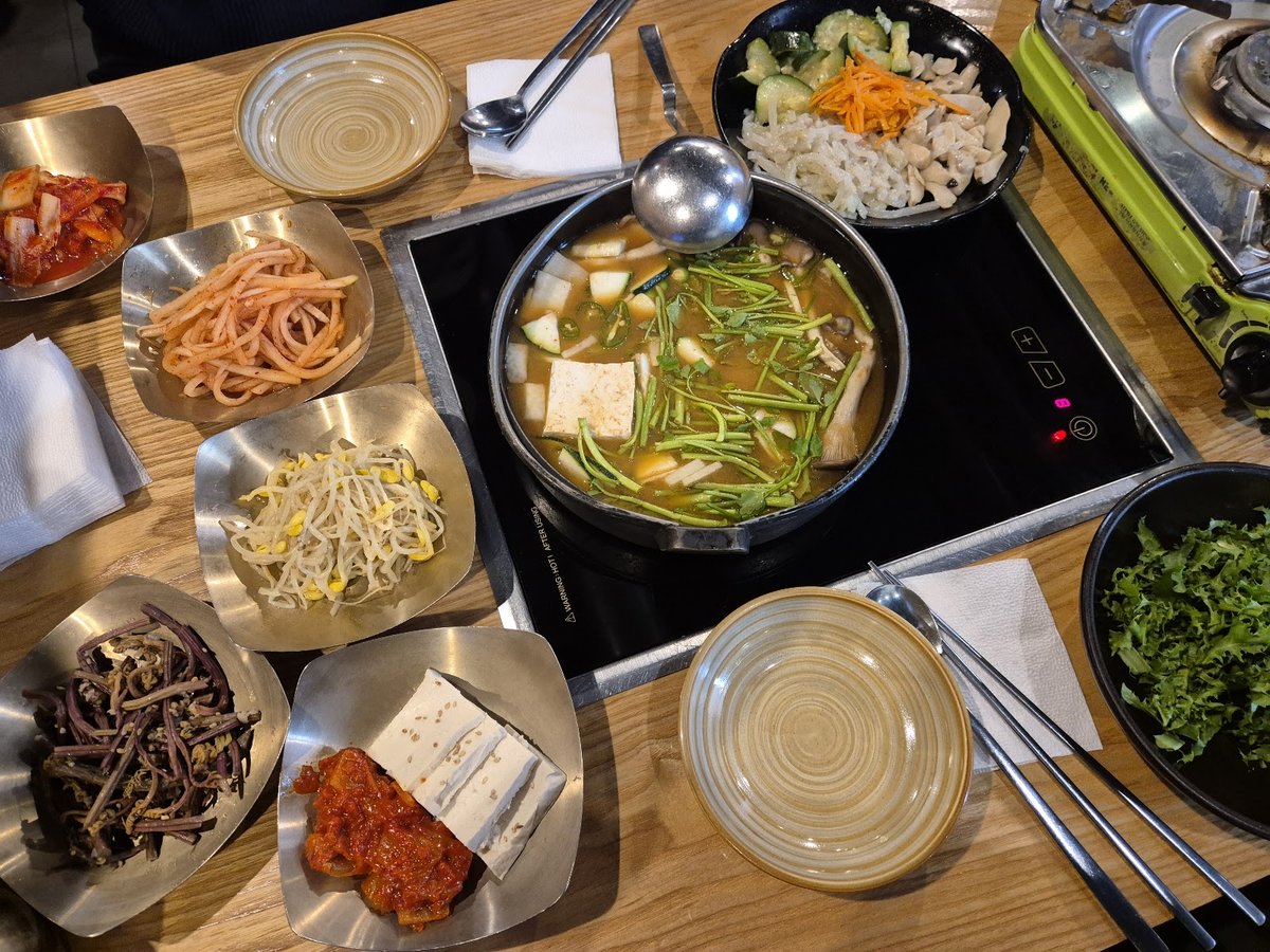 전골과 반찬으로 차려진 한상
